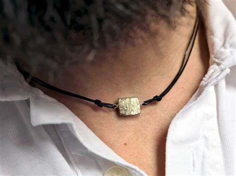 Collana girocollo uomo in cuoio con pietra Pirite naturale grezza.